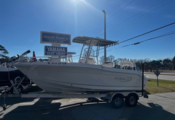 2019 Robalo R200  Boat